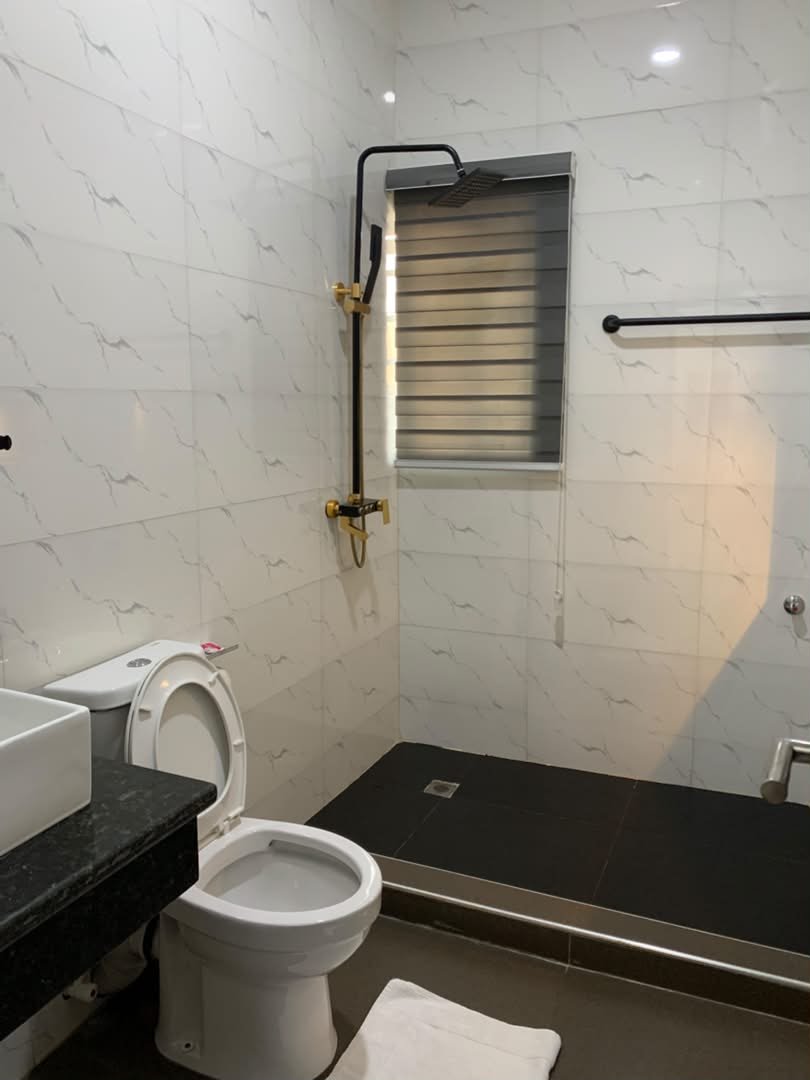 King 1 Bathroom