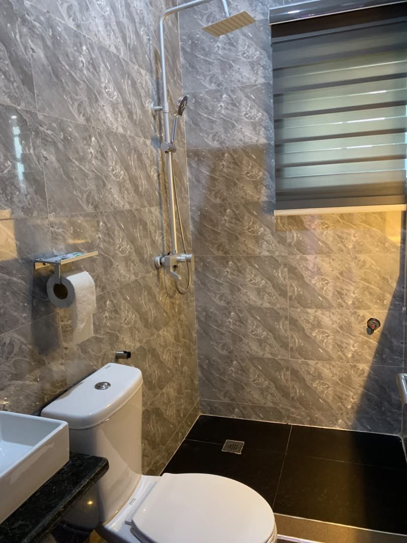 King 2 Master Bathroom