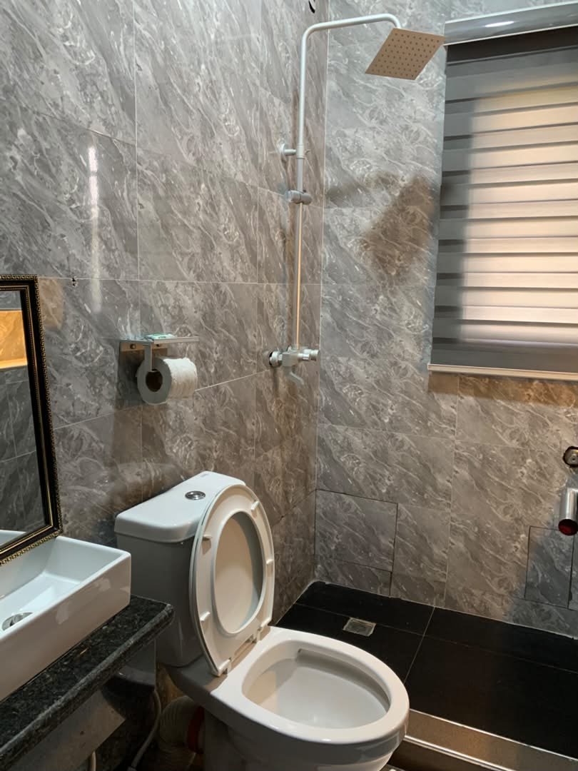 Prince 2 Second Bathroom