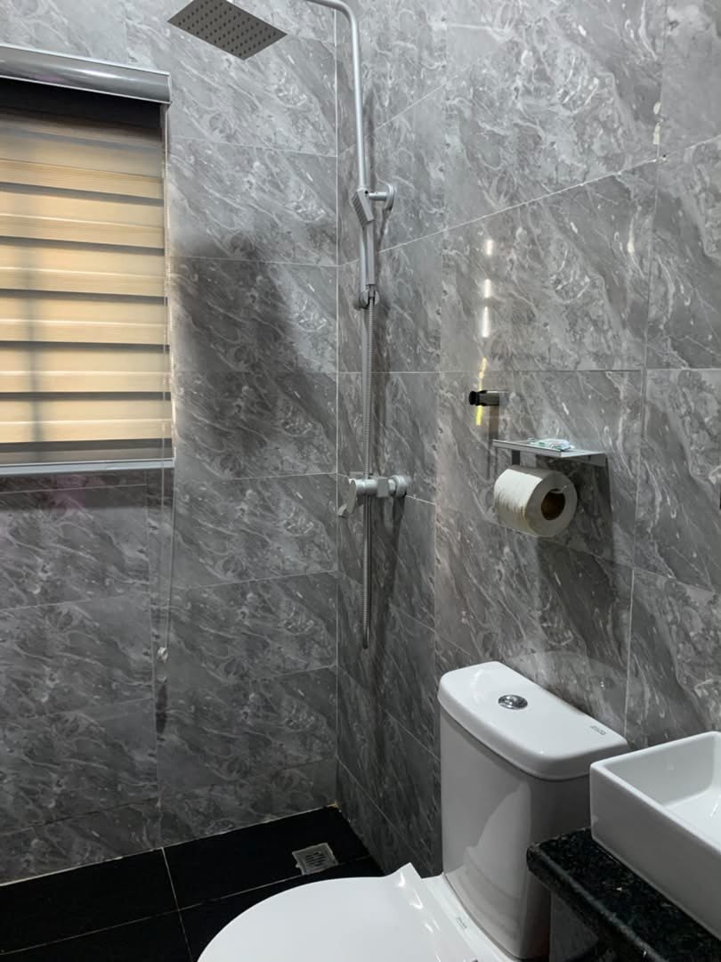 Queen 2 Second Bathroom