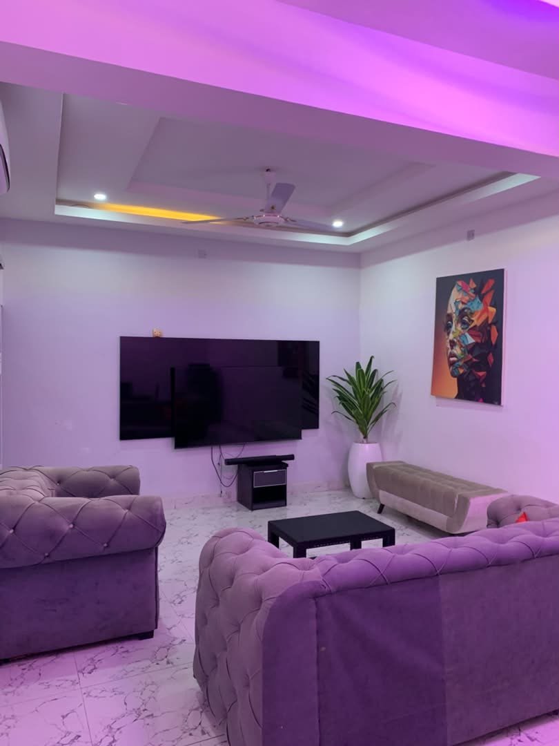 Queen 2 Sitting Room