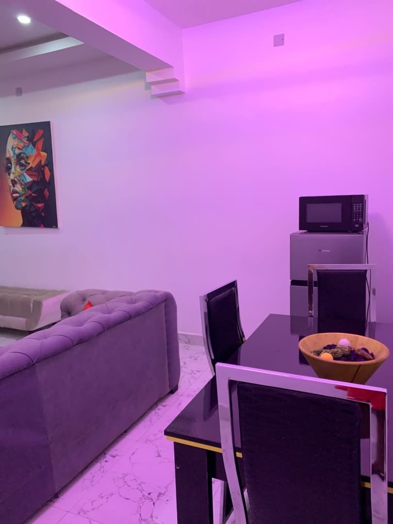 Queen 2 Sitting Room